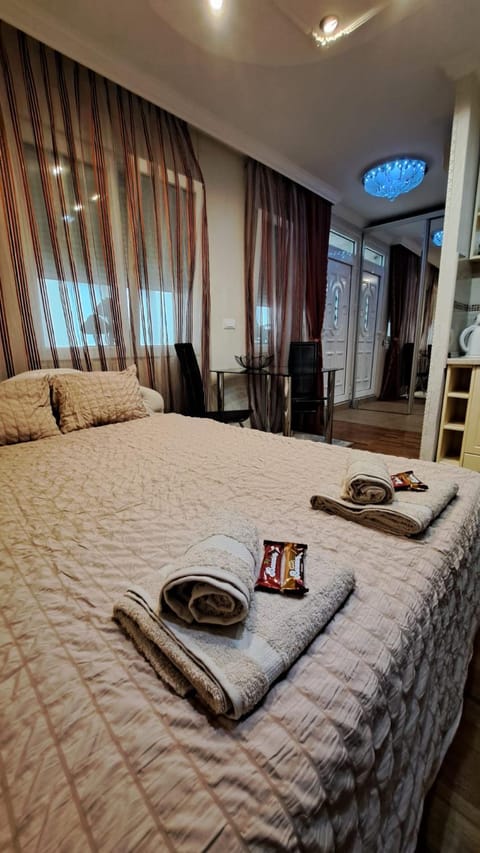 Bed, Photo of the whole room, Bedroom, towels