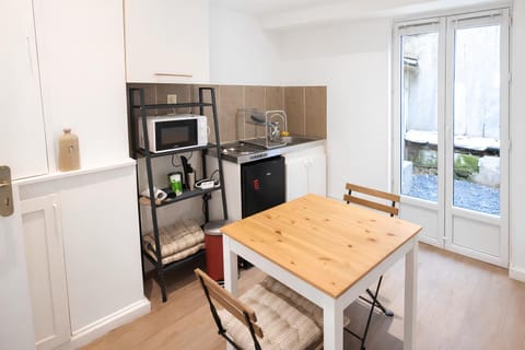Patio, Coffee/tea facilities, Dining area, heating, internet, microwave, kitchen