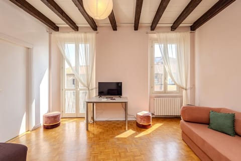 Communal lounge/ TV room, TV and multimedia, Living room, Seating area, Evening entertainment, internet