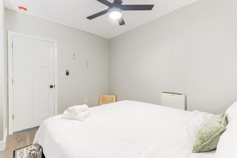 Pet-Friendly 2BR Near Edgewater with Parking Apartment in Lakewood