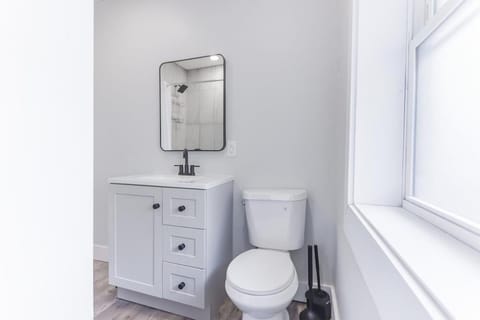 Pet-Friendly 2BR Near Edgewater with Parking Apartment in Lakewood