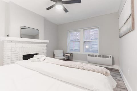 Pet-Friendly 2BR Near Edgewater with Parking Apartment in Lakewood