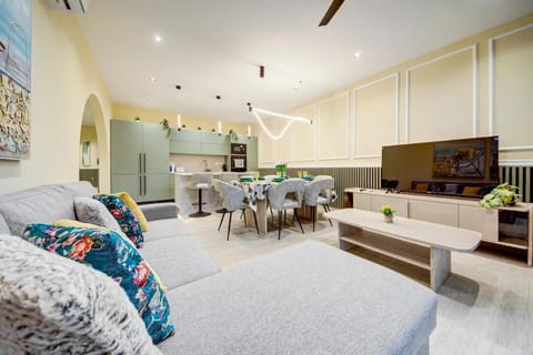 Communal lounge/ TV room, TV and multimedia, Kitchen or kitchenette, Living room, Seating area, Dining area, Evening entertainment