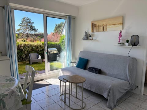 Garden, Living room, Seating area, Garden view