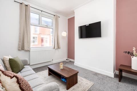 Communal lounge/ TV room, TV and multimedia, Living room, Seating area
