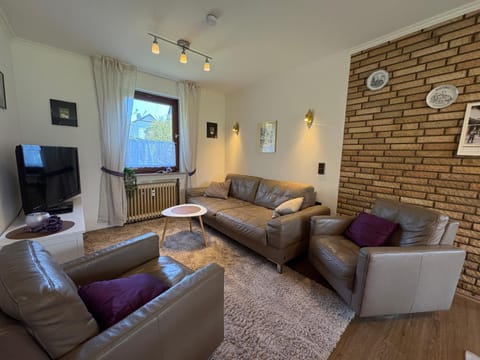 Communal lounge/ TV room, TV and multimedia, Living room, Seating area
