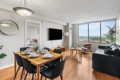 TV and multimedia, Living room, Seating area, Dining area
