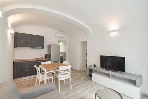 TV and multimedia, Kitchen or kitchenette, Living room, Seating area, Dining area