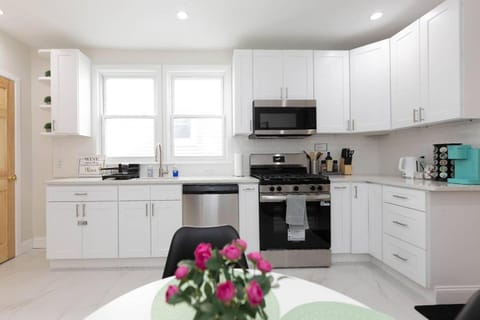 Coffee/tea facilities, Kitchen or kitchenette, dishwasher, oven, stove