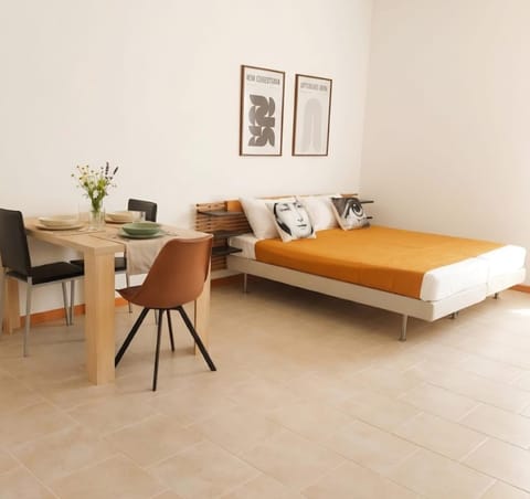 Bed, Living room, Photo of the whole room, Seating area, Dining area, Bedroom