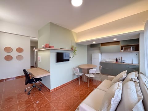 Property building, Communal lounge/ TV room, Bed, TV and multimedia, Kitchen or kitchenette, Living room, Lobby or reception, Seating area, Dining area, Parking, furniture, internet, minibar, air conditioner