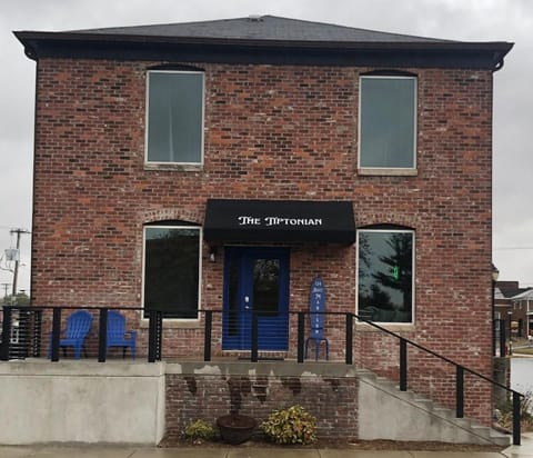 Tipton, IN Hotel-downtown w/ private bed/bathroom Hotel in Tipton