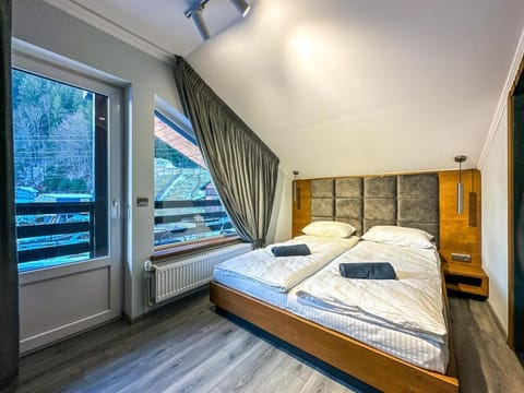 Bed, Photo of the whole room, towels