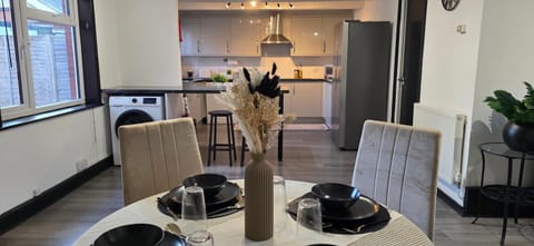 Kitchen or kitchenette, Kitchen or kitchenette, Dining area