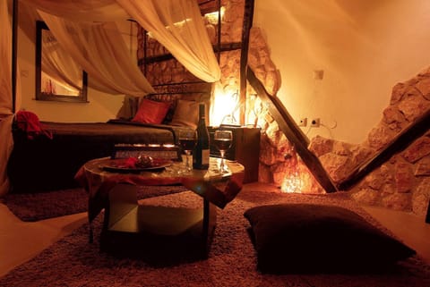 Bed, Off site, Other, Photo of the whole room, Decorative detail, On site, Garden view, Alcoholic drinks, Time of day