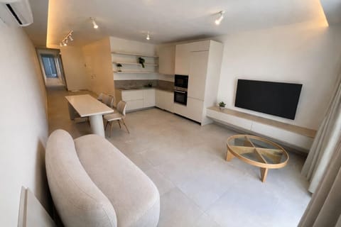 Communal lounge/ TV room, TV and multimedia, Kitchen or kitchenette, Living room, Seating area, Dining area, Evening entertainment, air conditioner