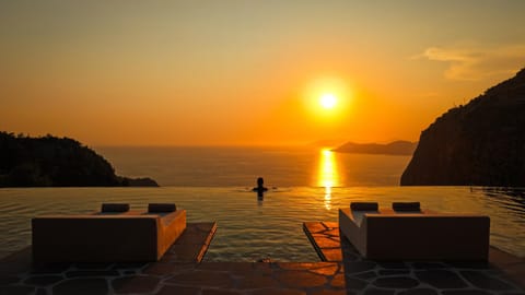 Restaurant/places to eat, Natural landscape, View (from property/room), Pool view, Sea view, Swimming pool, Sunset, towels