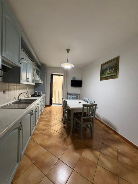 Kitchen or kitchenette, Dining area, oven, stove