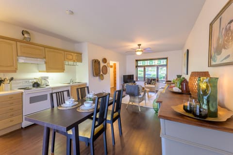 Kitchen or kitchenette, Living room, Seating area, Dining area, dishwasher, oven, stove, toaster