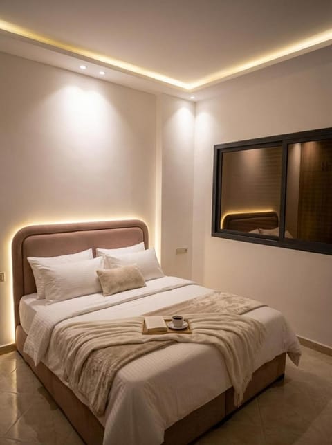 Property building, Bed, Photo of the whole room, Bedroom, towels