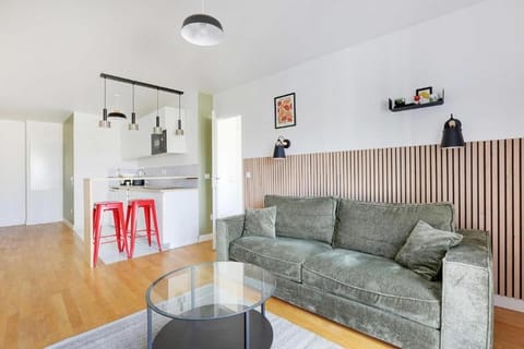 Modern, bright apartment, 1 bedroom, sleeps 4 Défense Apartment in Puteaux