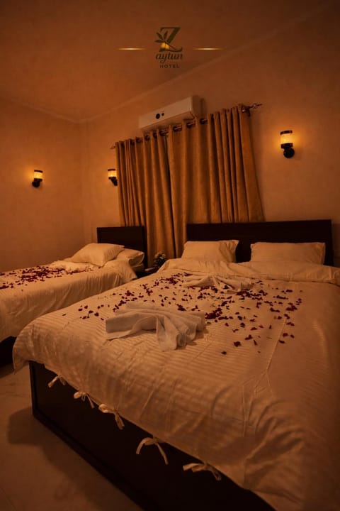 Property building, Bed, Photo of the whole room, towels