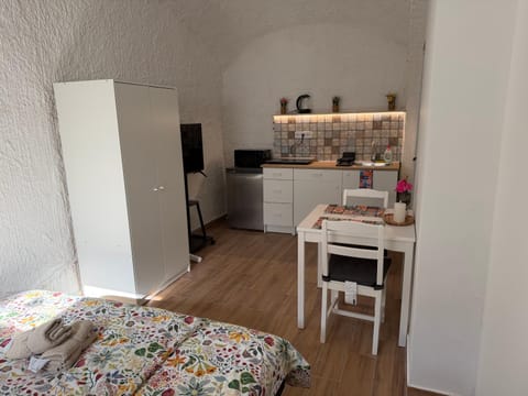 Kitchen or kitchenette, Dining area, stove
