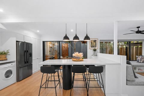 Kitchen or kitchenette, Living room, Seating area, Dining area