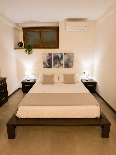 Bed, Photo of the whole room, Bedroom, air conditioner