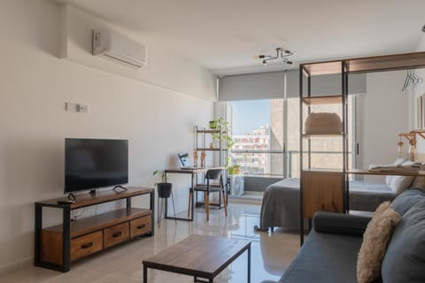 Communal lounge/ TV room, TV and multimedia, Living room, Seating area, Dining area, Evening entertainment, air conditioner