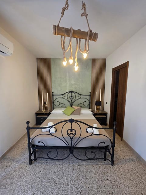 Bed, Photo of the whole room, Bedroom, air conditioner