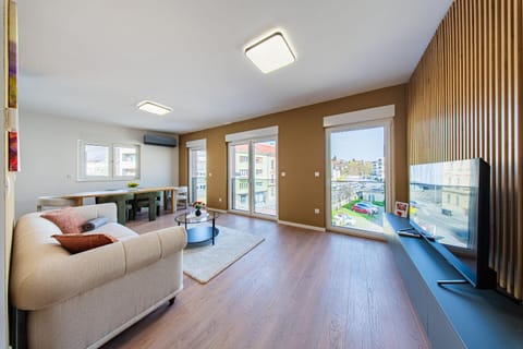 TV and multimedia, Living room, Seating area, Dining area, air conditioner