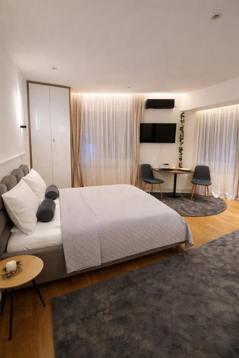 Communal lounge/ TV room, Bed, TV and multimedia, Living room, Photo of the whole room, Seating area, Evening entertainment, Bedroom, towels
