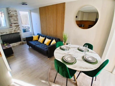 TV and multimedia, Kitchen or kitchenette, Living room, Seating area, Dining area