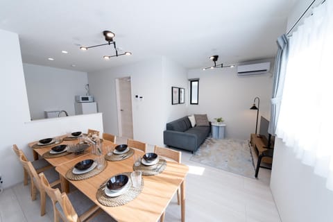 TV and multimedia, Living room, Seating area, Dining area