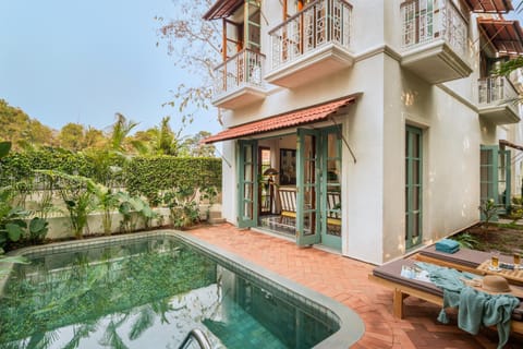Property building, View (from property/room), Pool view, Swimming pool, Swimming pool, sunbed