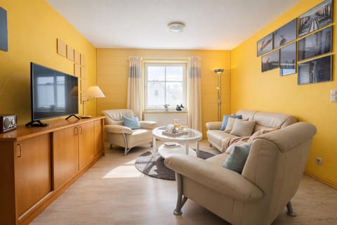 Communal lounge/ TV room, TV and multimedia, Living room, Seating area, Evening entertainment