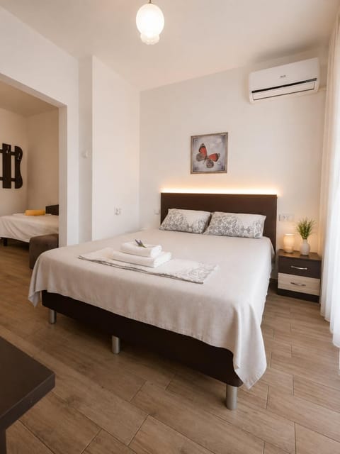 Bed, Photo of the whole room, Bedroom, air conditioner