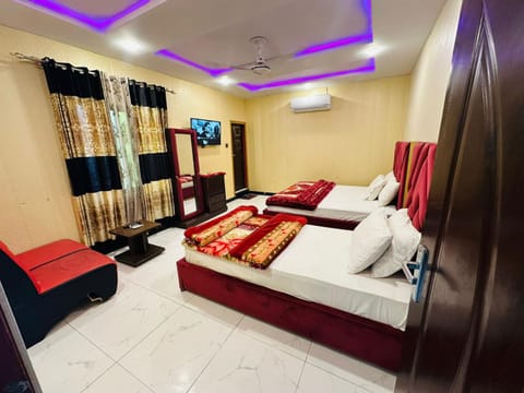 Property building, Bed, TV and multimedia, Living room, Photo of the whole room, Seating area, Bedroom, air conditioner