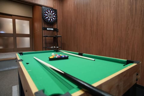 Billiard, Game Room