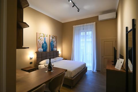 Bed, TV and multimedia, Kitchen or kitchenette, Photo of the whole room, Bedroom