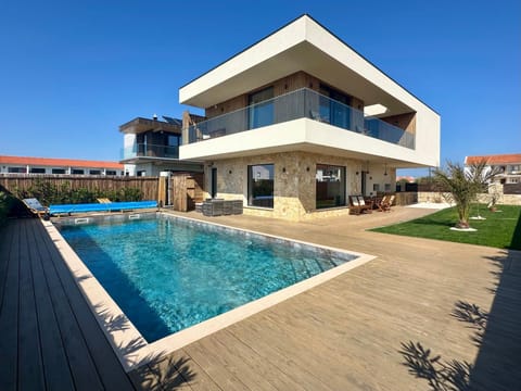 Property building, Day, Pool view, Swimming pool, sunbed