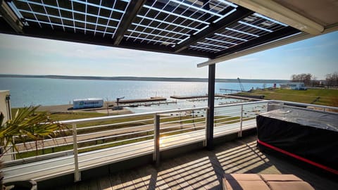 Day, Natural landscape, View (from property/room), Balcony/Terrace, Seating area, Lake view