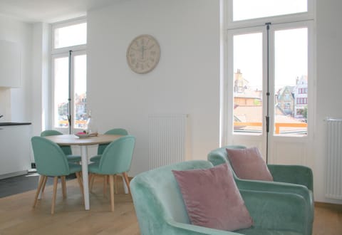 Seating area, Dining area