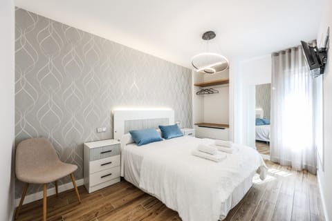 Bed, TV and multimedia, Bedroom, wardrobe
