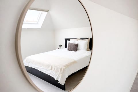 Property building, Bed, Bedroom