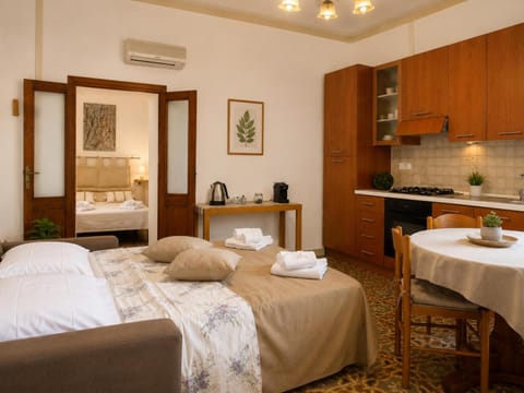 Bed, Kitchen or kitchenette, Living room, Dining area