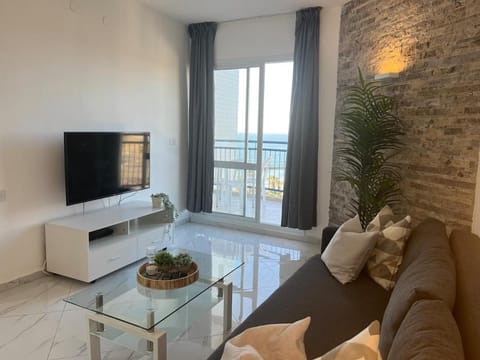 TV and multimedia, Living room, Seating area, Evening entertainment