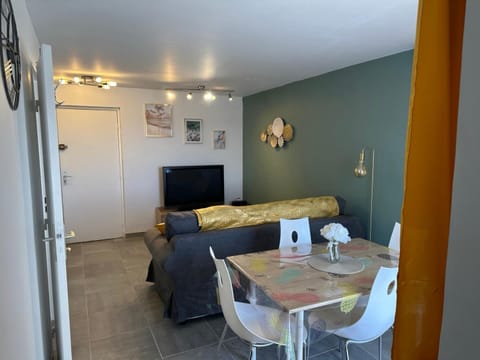 TV and multimedia, Living room, Dining area