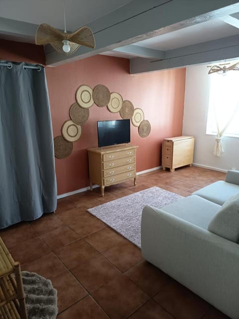 Bed, Living room